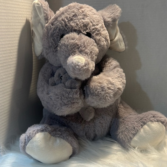 Elephant stuff animal with its baby - Picture 1 of 5